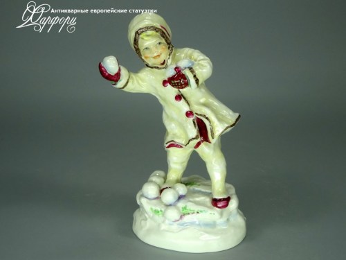 Купить фарфоровую статуэтку Royal Worcester Девочка и снежки
